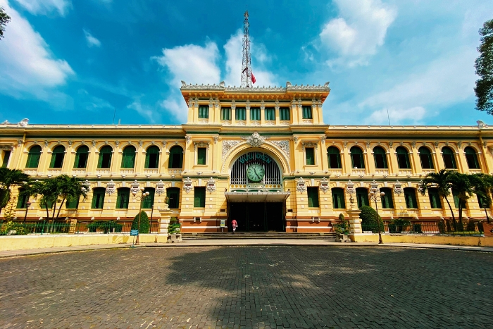 Poste centrale de Saigon, architecture coloniale