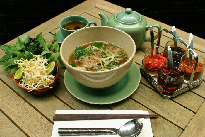 Bol traditionnel de pho vietnamien à Saigon