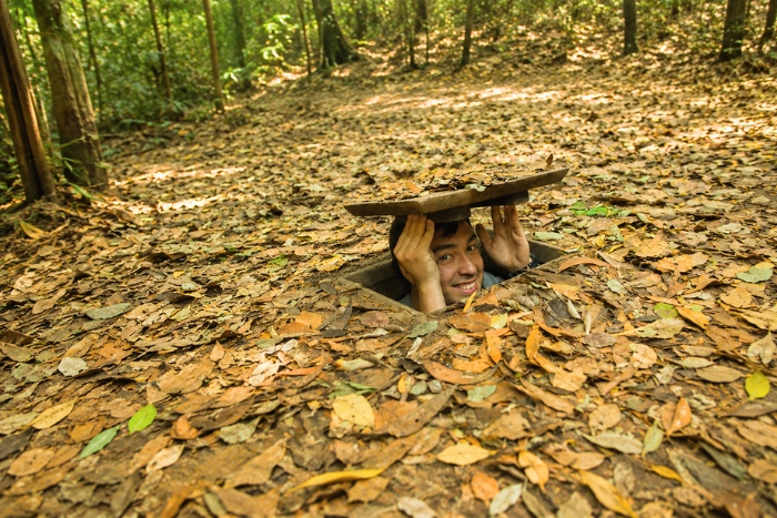 Les trappes cach&eacute;es sous la for&ecirc;t des tunnels de Cu Chi