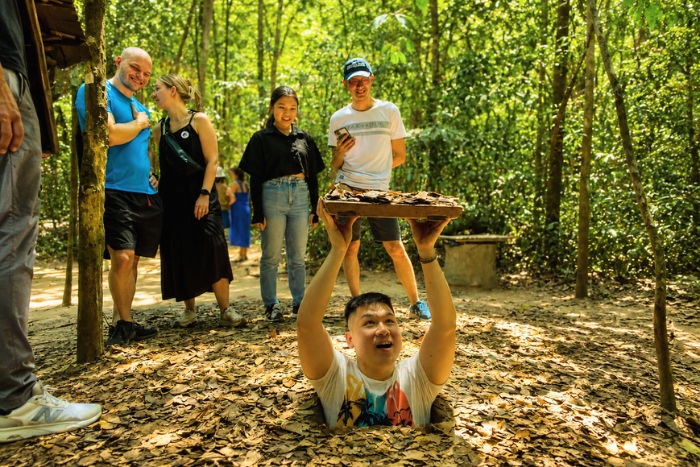 Se glisser dans une trappe camoufl&eacute;e des tunnels de Cu Chi