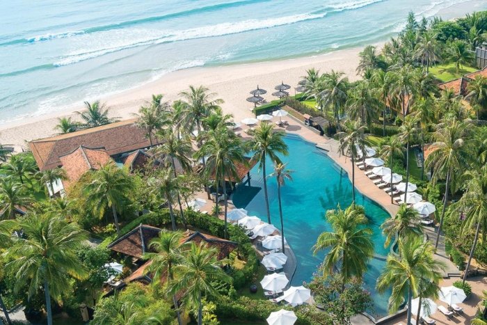 Les vastes espaces et la piscine tourn&eacute;e vers la mer de l'Anantara Hoi An Resort