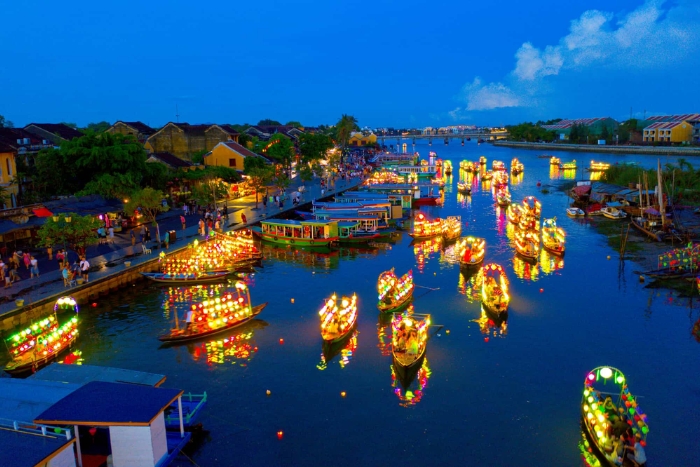 Balade en bateau aux lanternes sur la rivière Thu Bon à Hoi An