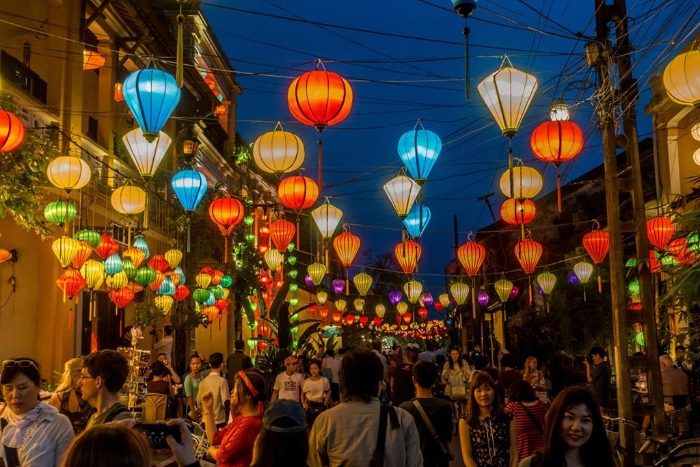 Admirez la beauté étincelante et romantique de la rue des lanternes