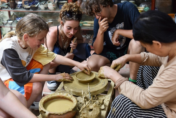 Les visiteurs peuvent expérimenter eux-mêmes la fabrication de la poterie