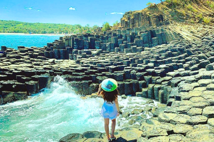 Exploration des formations rocheuses basaltiques de G&agrave;nh Đ&aacute; Dĩa