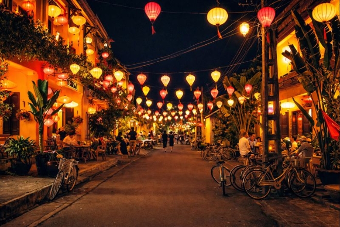 Hoi An &agrave; la nuit tomb&eacute;e, entre couleurs et reflets