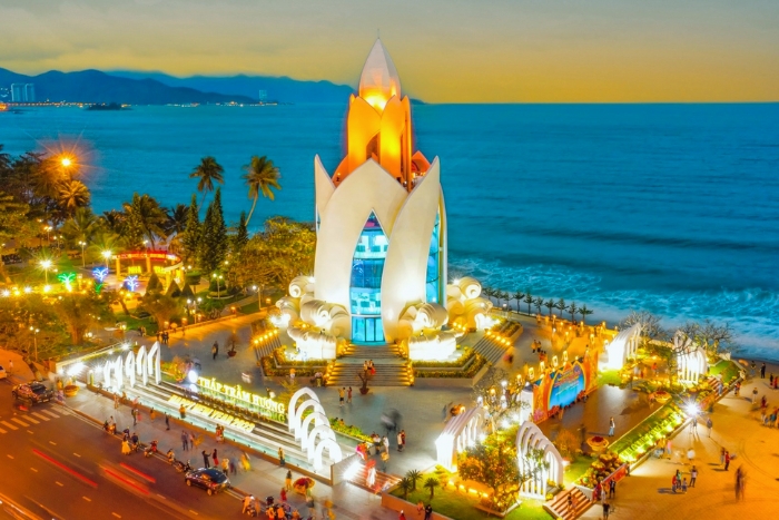 Promenade du soir dans les rues anim&eacute;es de Nha Trang