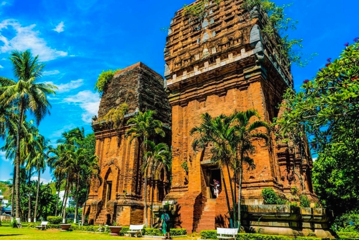Plong&eacute;e dans l&rsquo;h&eacute;ritage cham aux tours jumelles de Quy Nhon, &eacute;tape d&rsquo;un circuit au Vietnam en 7 jour