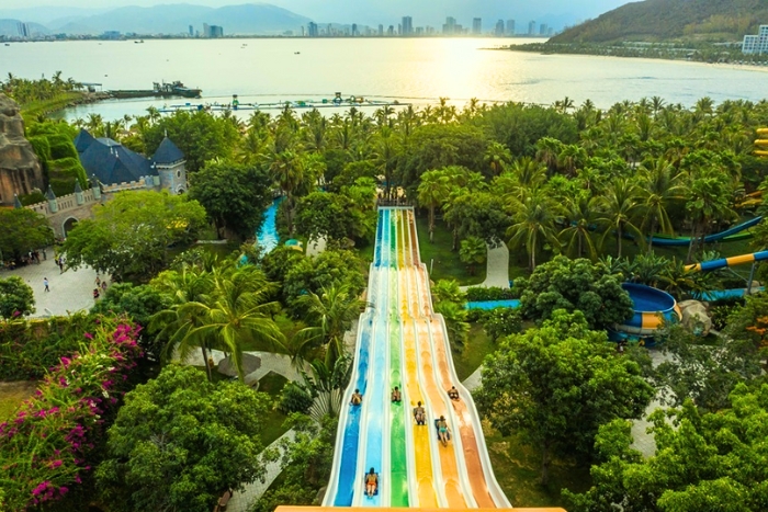 Une pause ludique au parc aquatique VinWonders de Nha Trang