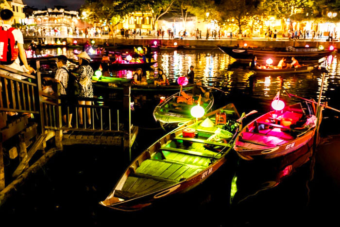 Faites l'expérience d'une promenade en bateau-lanterne sur la rivière Hoai