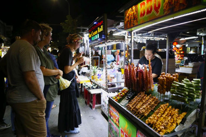 De nombreux stands de street food le long de la rivière