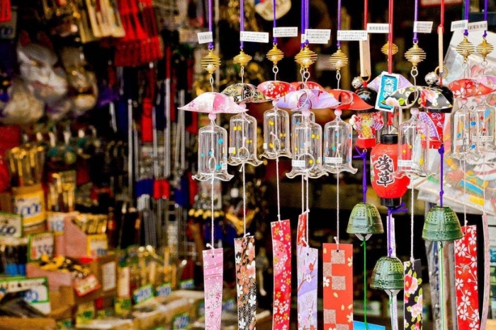 Stand de souvenirs sur la rue du marché nocturne Nguyen Hoang