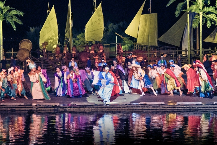 Scène animée et colorée d’échanges culturels au rivage