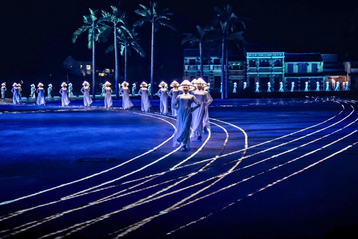 L’Ao Dai final poétique du spectacle Hoi An Memories