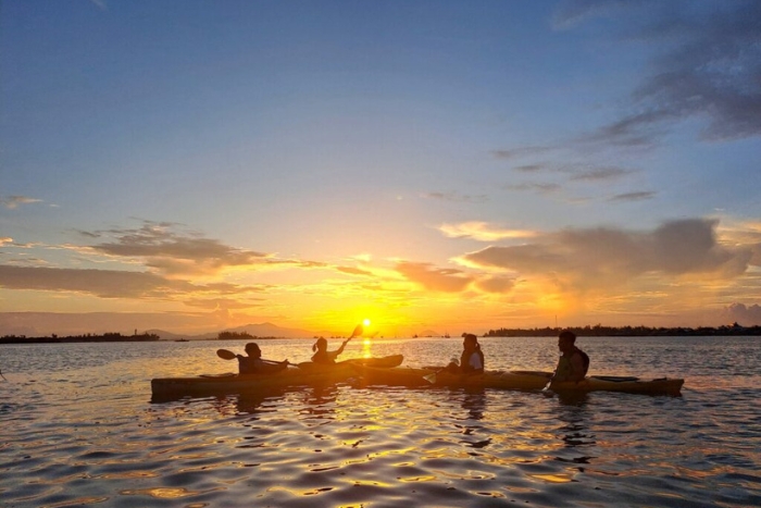 Balade en bateau entre filles sur la rivière Thu Bon au crépuscule