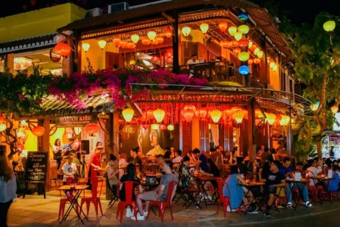 Moment détente entre copines dans un café lanterné à Hoi An