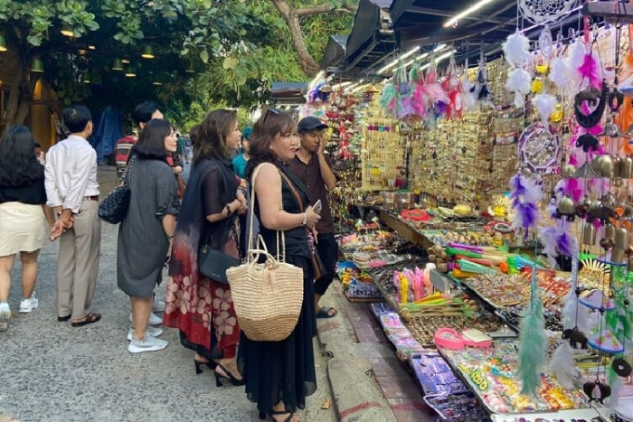 Shopping local entre filles dans les boutiques artisanales de Hoi An