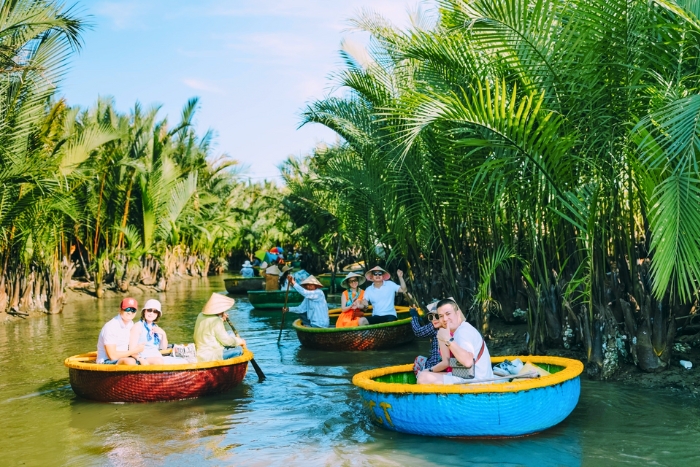 Balade joyeuse en barques rondes à Bay Mau