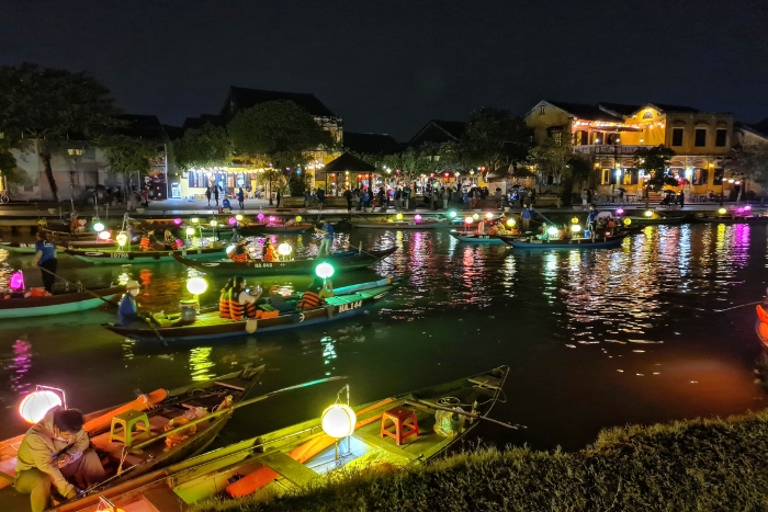 Promenade en bateau de nuit sur la rivière Hoai