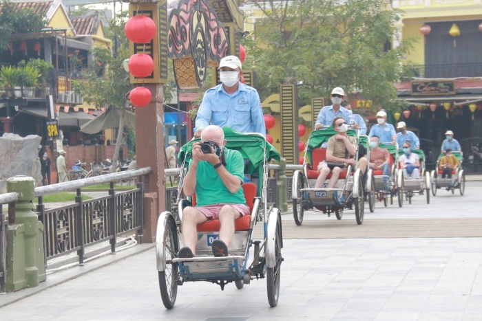 Les touristes qui font du cyclo pour la première fois - une expérience intéressante