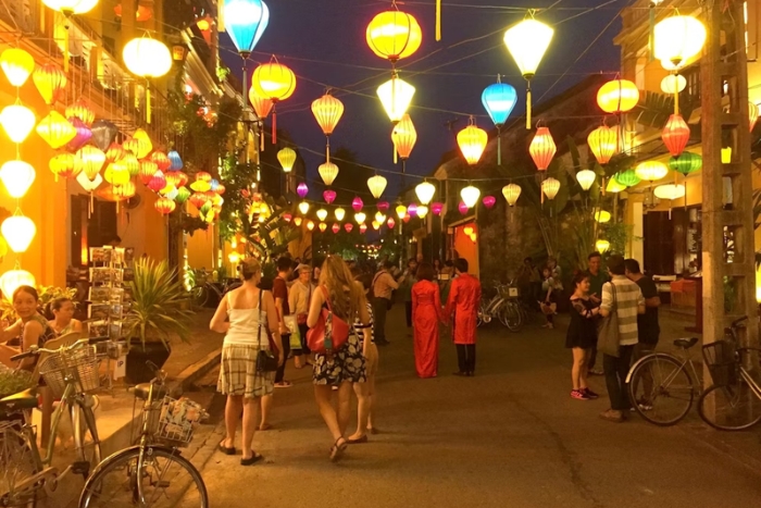 Promenez-vous au bord de la rivière lors d'une soirée colorée