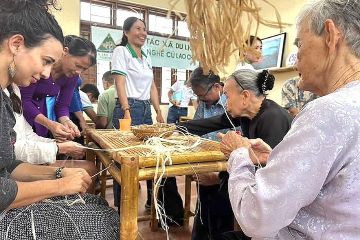 Les touristes sont ravis de participer à l'expérience du travail traditionnel avec des artisans qualifiés du village