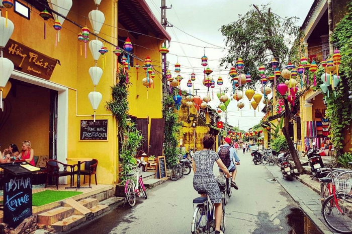 Voyager à vélo dans la vieille ville de Hoi An