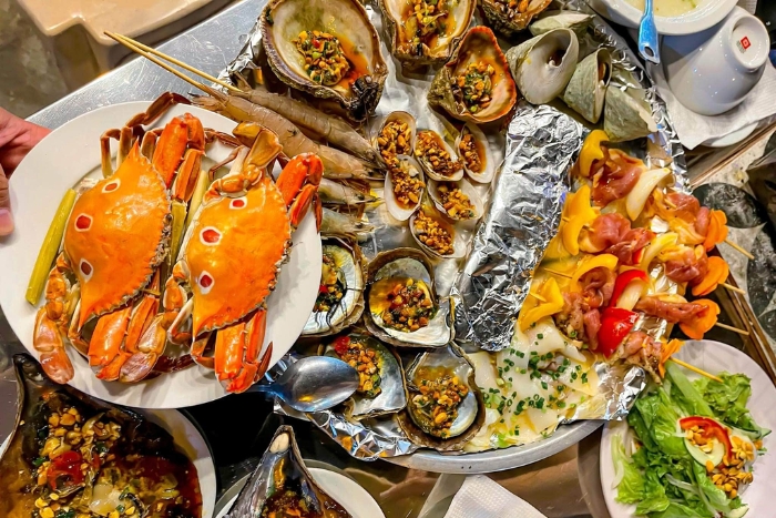 Dîner de fruits de mer frais, saveurs authentiques de l’île