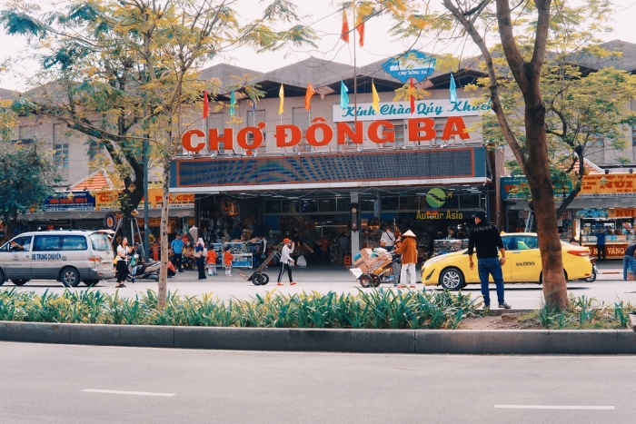 Ambiance locale au marché de Dong Ba pendant le voyage Hué Dong Hoi Vietnam
