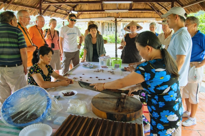 Découvrir l’art du bonbon au coco à Ben Tre au cœur du tourisme durable Vietnam