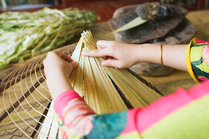 Vivre l’art du nón à Phu Cam lors d’un itinéraire agricole et culturel au Vietnam