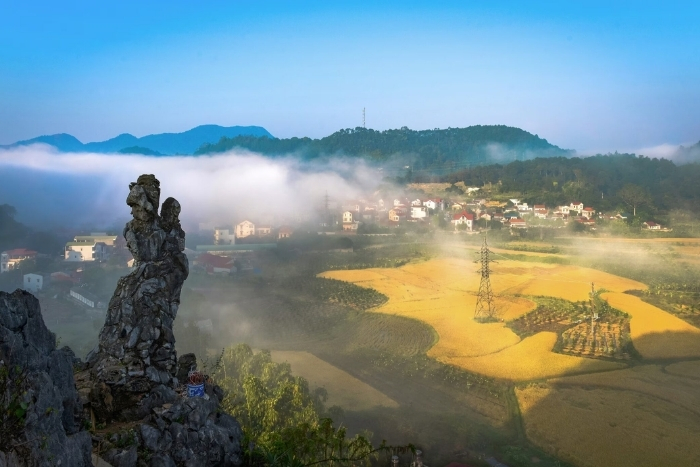 H&ograve;n Vọng Phu l&rsquo;apr&egrave;s-midi sur la boucle du Nord Vietnam