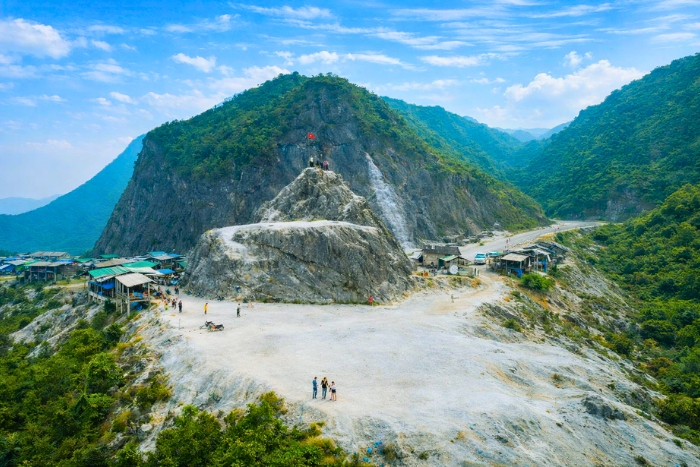 Vue majestueuse sur la vall&eacute;e de Mai Chau depuis le col de Thung Khe