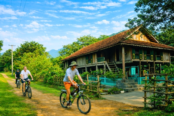 À vélo au cœur du village de Pom Coong, au rythme de la vie locale