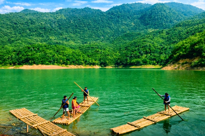 Glisser sur l&rsquo;eau en radeau de bambou, une immersion authentique pendant mes 6 jours &agrave; Mai Chau Pu Luong Ninh Binh
