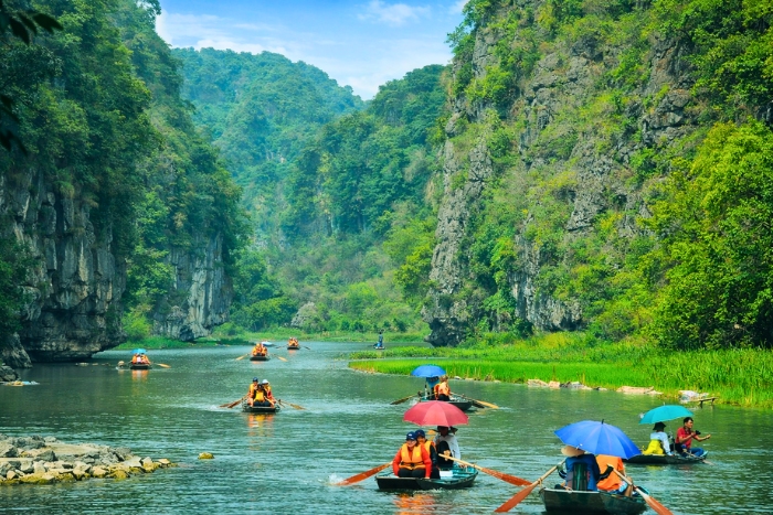 Naviguer sur la rivière Ngo Dong, au cœur des paysages de Tam Coc