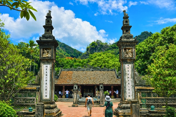 S’immerger dans l’atmosphère solennelle du temple de Dinh Le