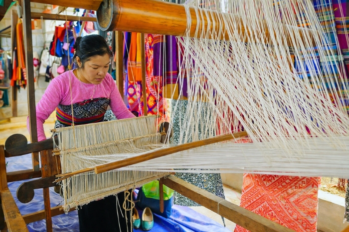Observer et comprendre le tissage en brocart des Thaï Blancs à Mai Chau