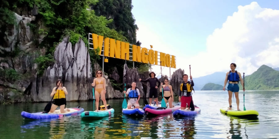 Faire du canoë sur le lac Hòa Bình