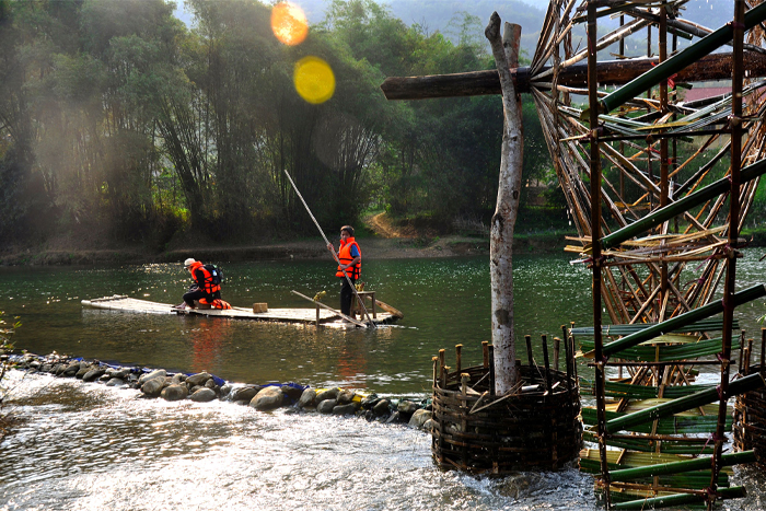 Une balade en radeau de bambou le long de la rivière à Pu Luong