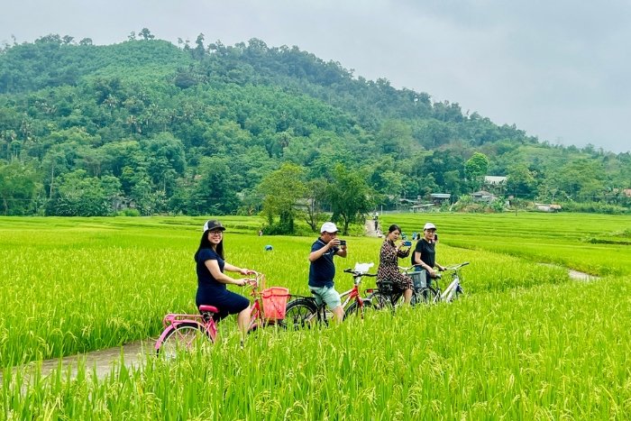 Faire du v&eacute;lo &agrave; Mai Chau Pu Luong vous permet de p&eacute;daler au c&oelig;ur de rizi&egrave;res verdoyantes