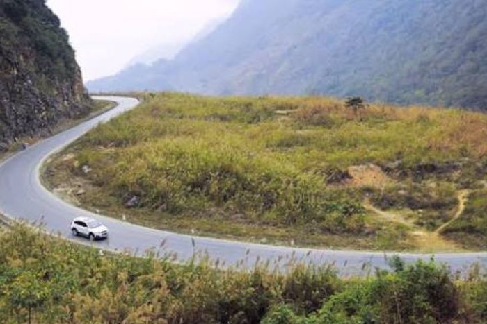 La route vers Mai Chau traverse les montagnes de Hoa Binh