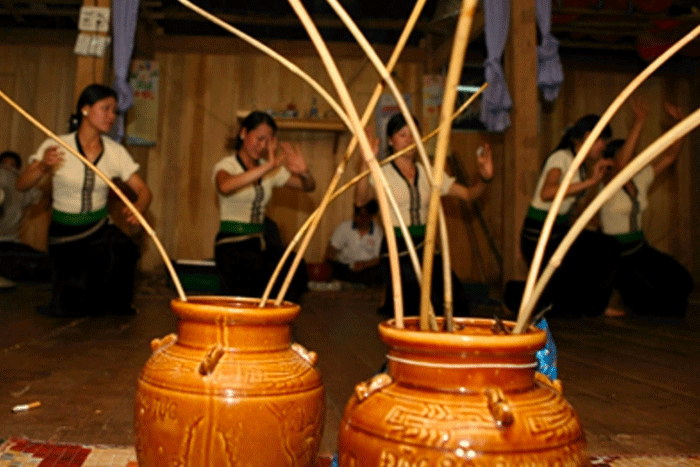 Dégustez le ruou Can- une boisson emblématique de l'ethnie Thai blanc