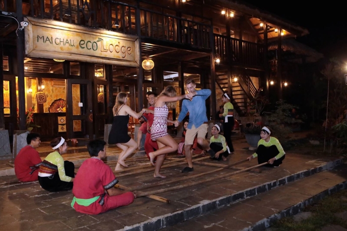 Spectacle de danse traditionnelle à Mai Chau Ecolodge