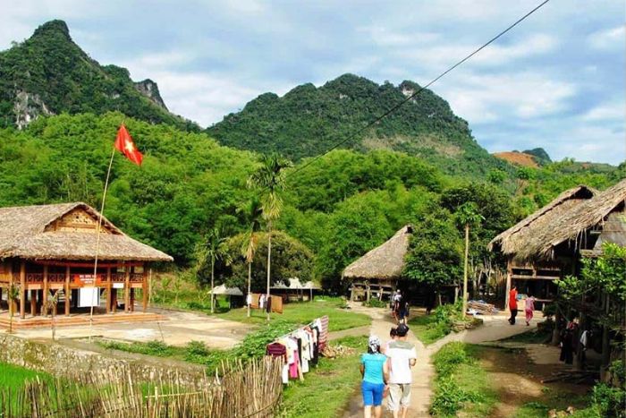 Découvrez Pom Coong et ses maisons sur pilotis authentiques