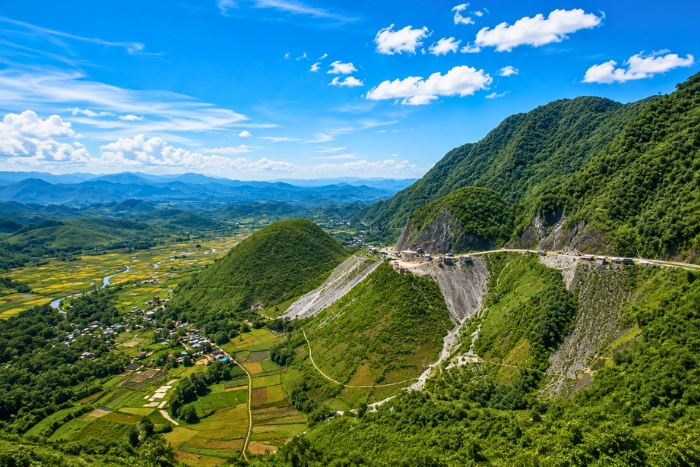 Vue imprenable sur la vallée de Mai Chau depuis le col de Thung Khe