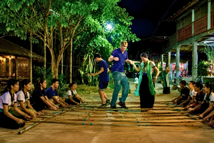 Participer à la danse des bambous lors d’une soirée à Mai Chau