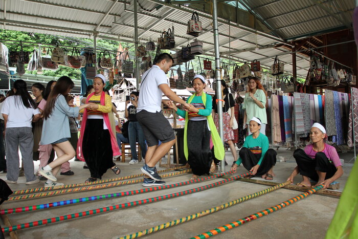 Profiter de la danse et de la musique ethniques à Mai Chau