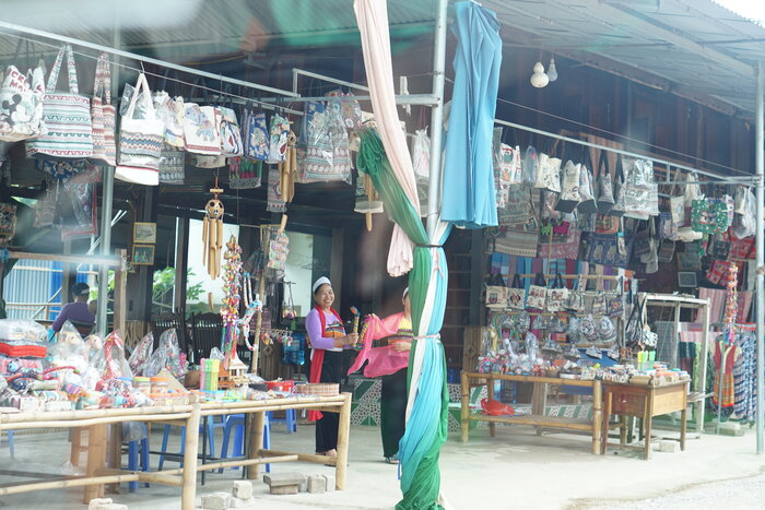 Visiter l'artisanat local à Mai Chau