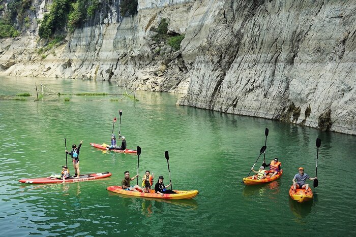 Explorer les paysages sereins autour du lac Song Da